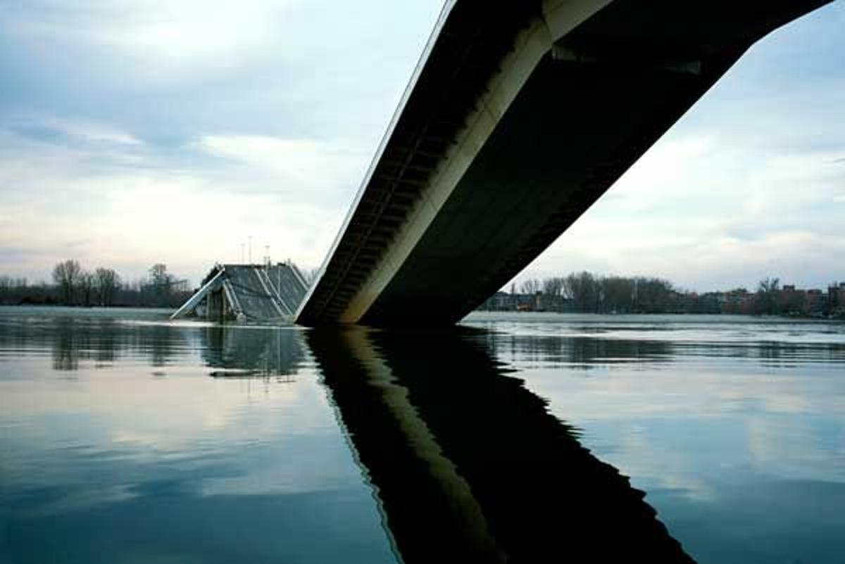 Puente Sloboda o de la Libertad caído tras el bombardeo de la OTAN.