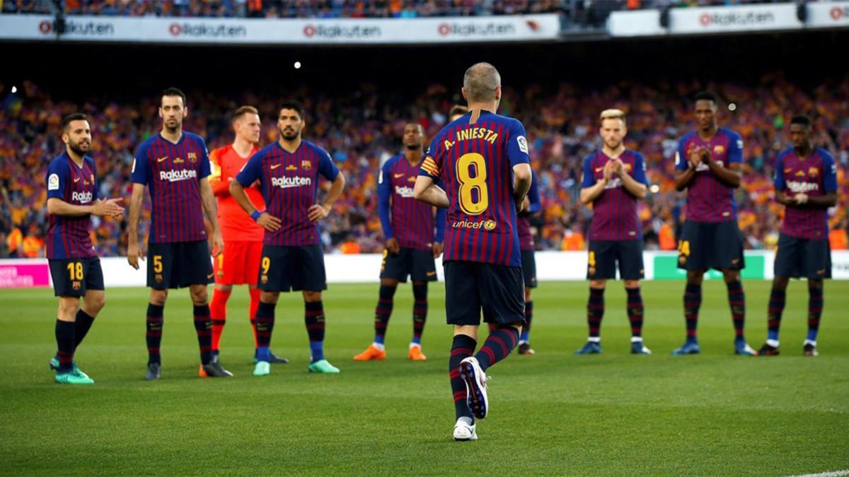 Iniesta recibió el homenaje de sus compañeros y de la afición