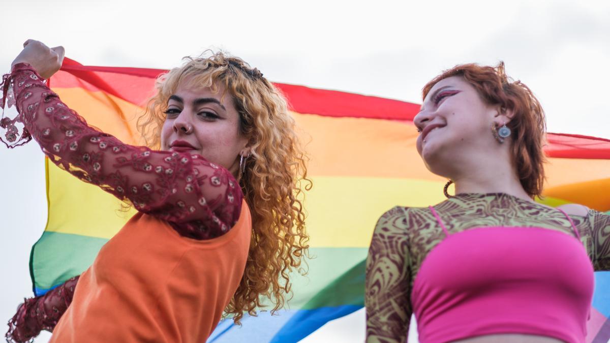 Dos chicas celebran El Día Internacional del Orgullo LGBT