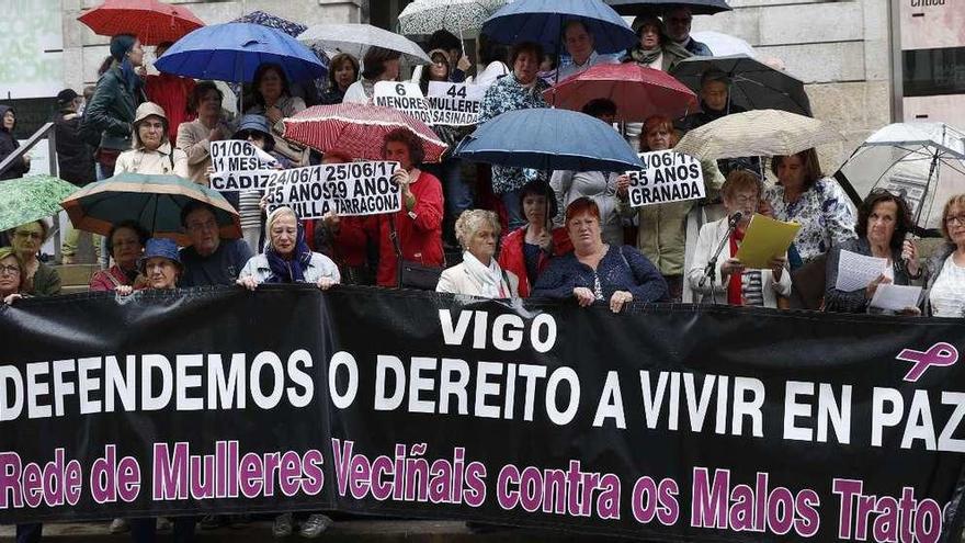 Concentración contra la violencia de género frente al Museo Marco, el pasado mes de julio . // R.Grobas