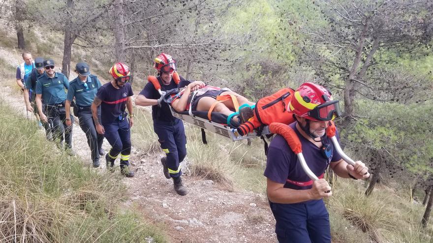 Bomberos rescatan a una senderista que se había fracturado el tobillo en Rute