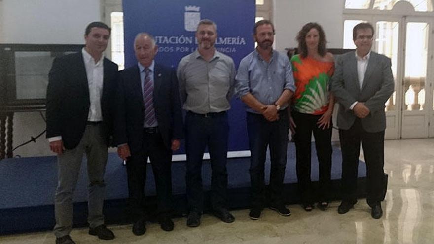 Foto de familia tras la presentación del rodaje, en la Diputación de Almería.