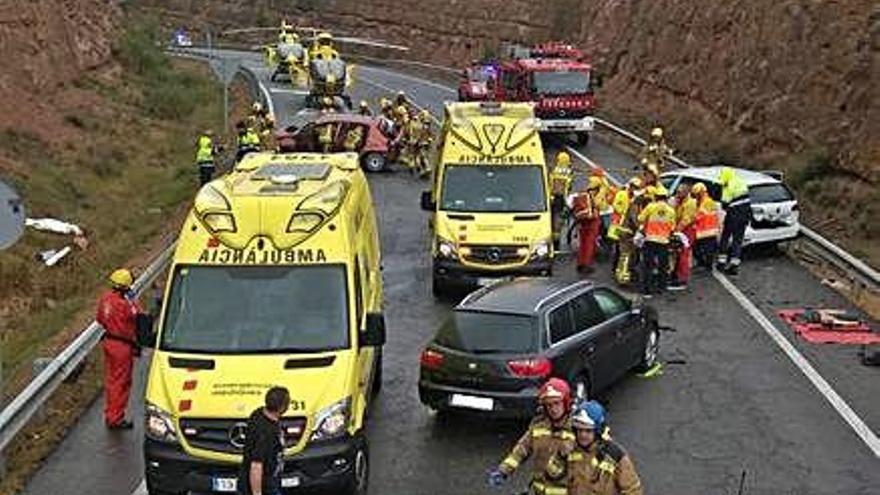 Quatre vehicles es van veure implicats en un accident a Bassella.