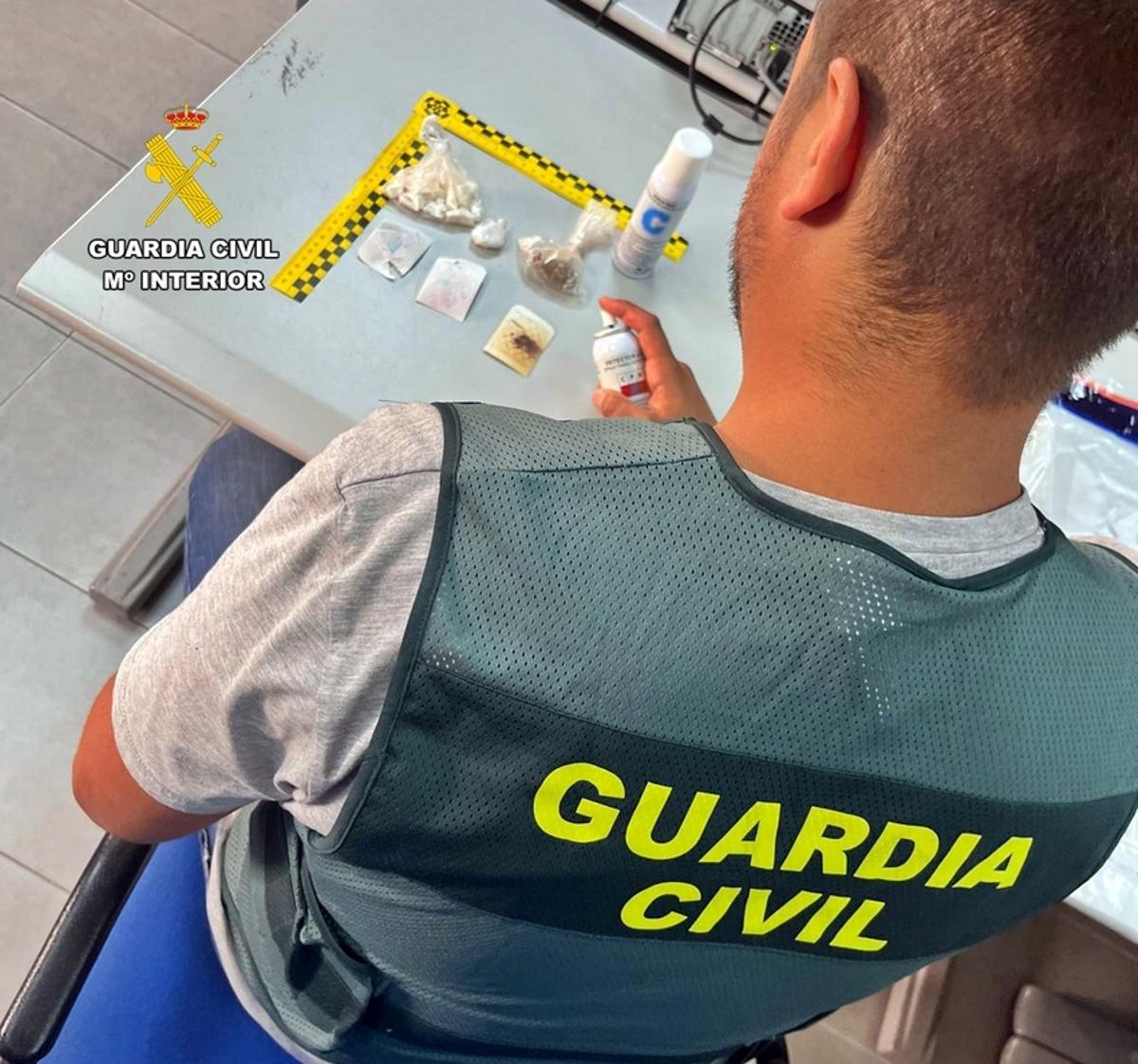 La Guardia Civil detiene a dos personas por transportar droga en Villafranca de los Barros.
