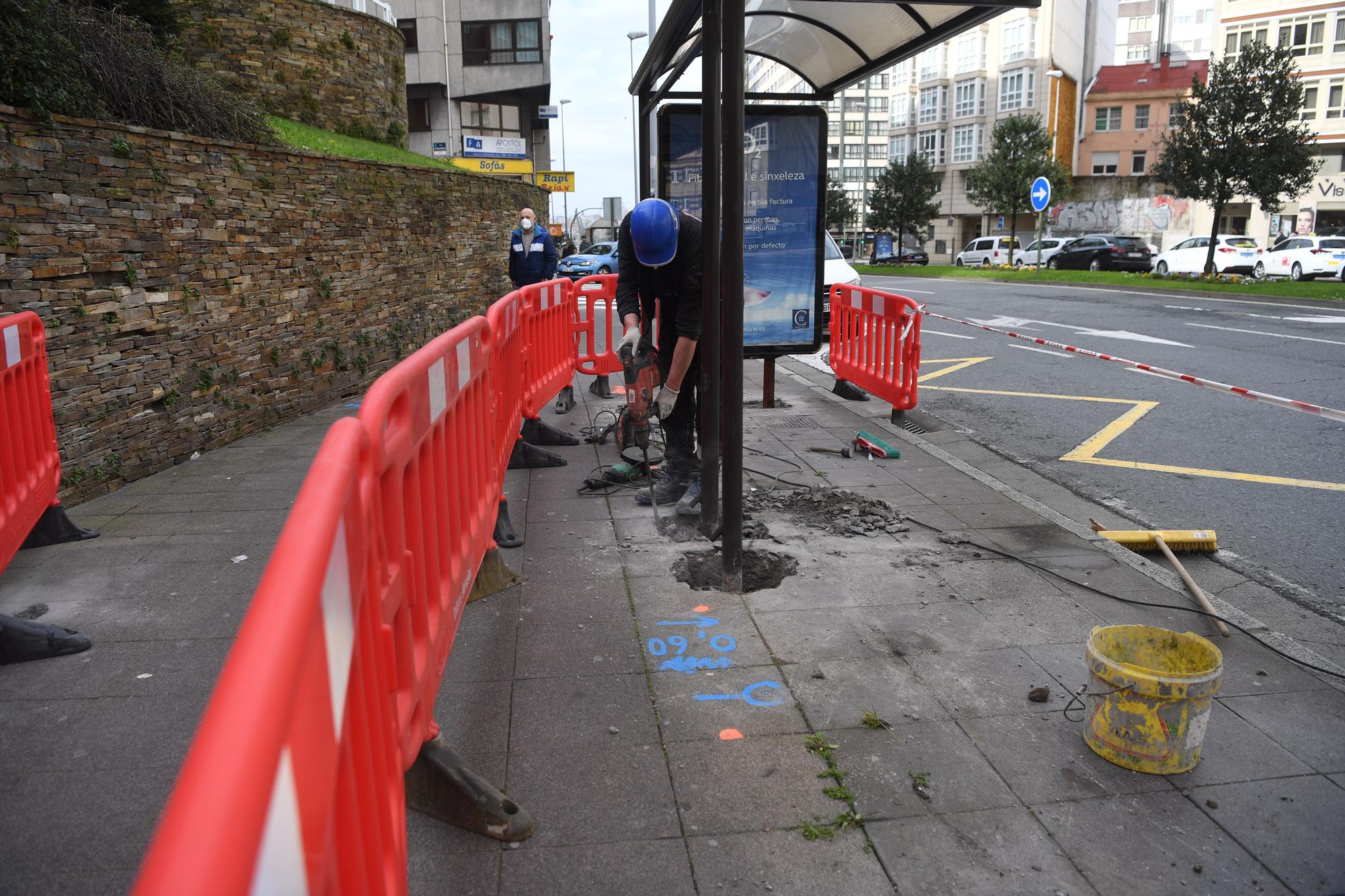 Arrancan las obras para instalar un ascensor en Os Castros