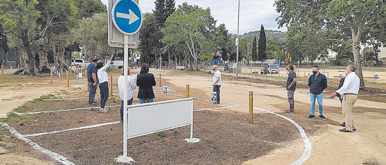 Las marcas viales hechas con tiza en el aparcamiento.