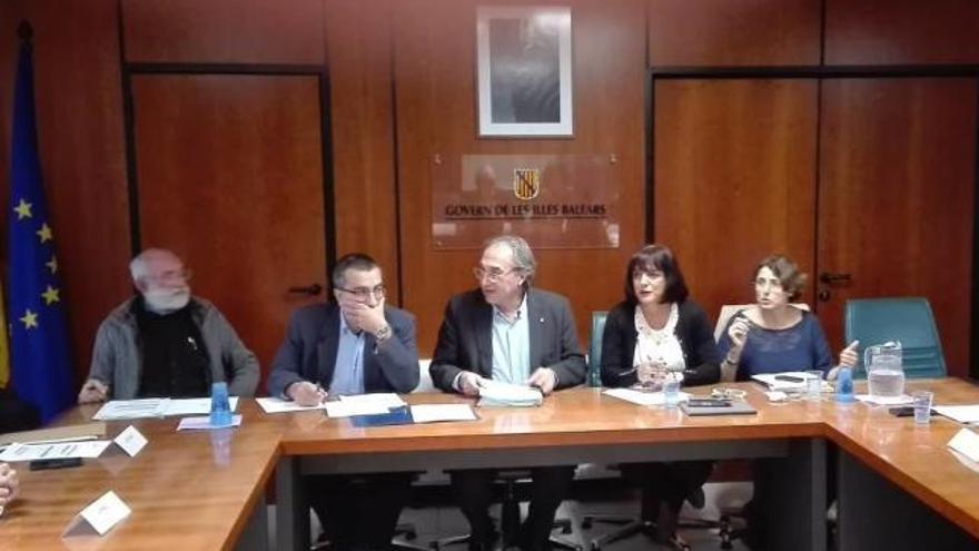 Imagen de la reunión entre representantes de Educación y de los centros concertados.