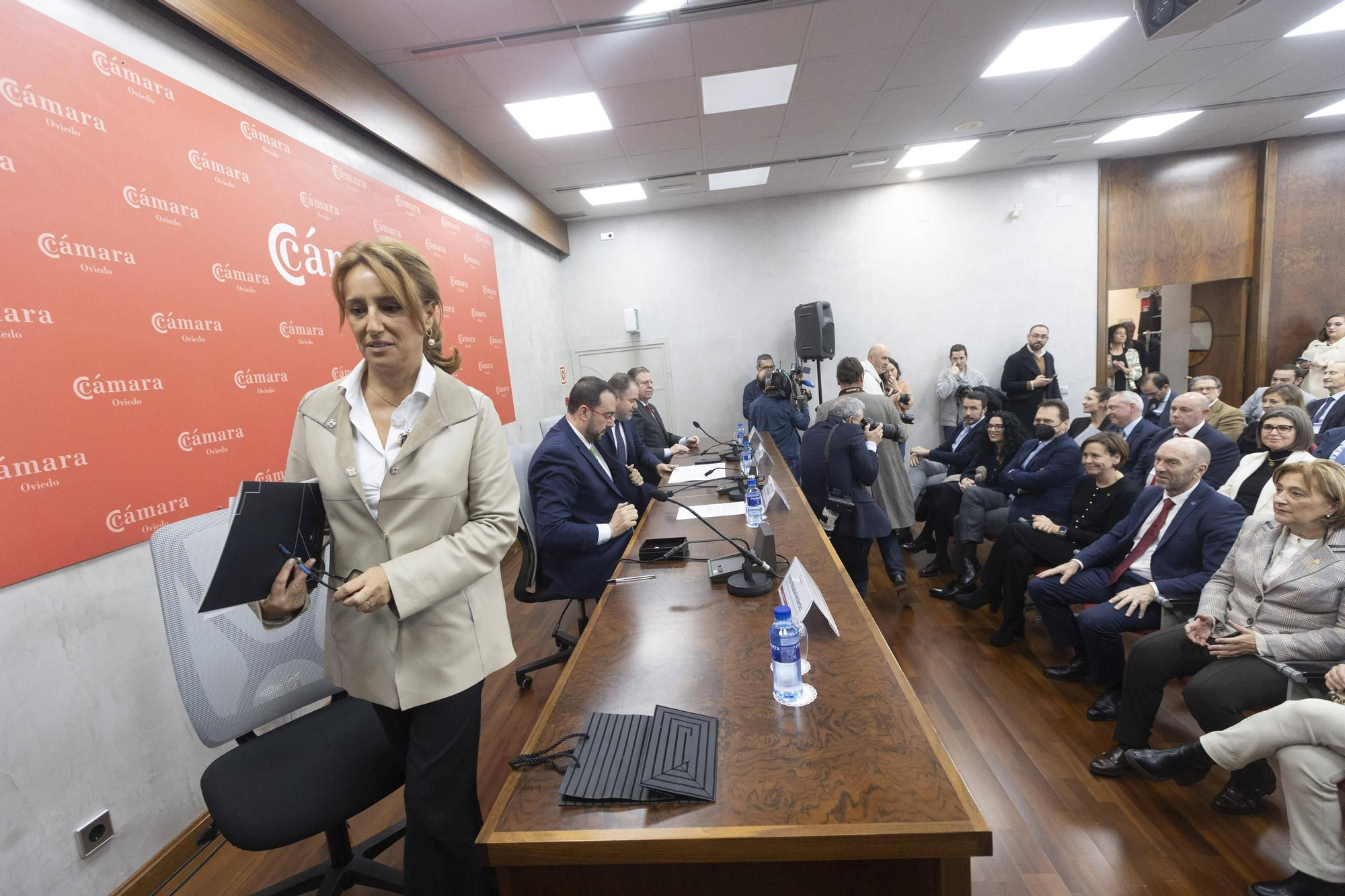 En imágenes: Obdulia Fernández recoge la Medalla de Oro de la Cámara de Oviedo