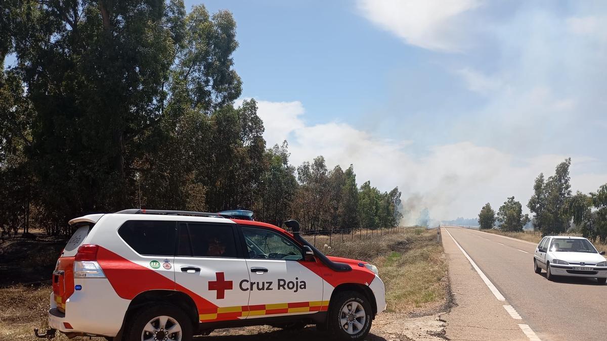 Un vehículo de Cruz Roja Extremadura presente de manera preventiva para el incendio forestal en Novelda (Badajoz).