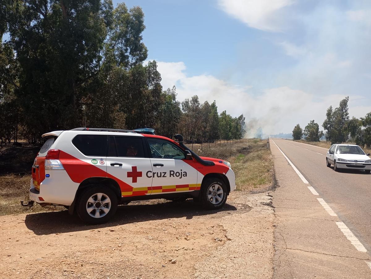Un vehículo de Cruz Roja Extremadura presente de manera preventiva para el incendio forestal en Novelda (Badajoz).