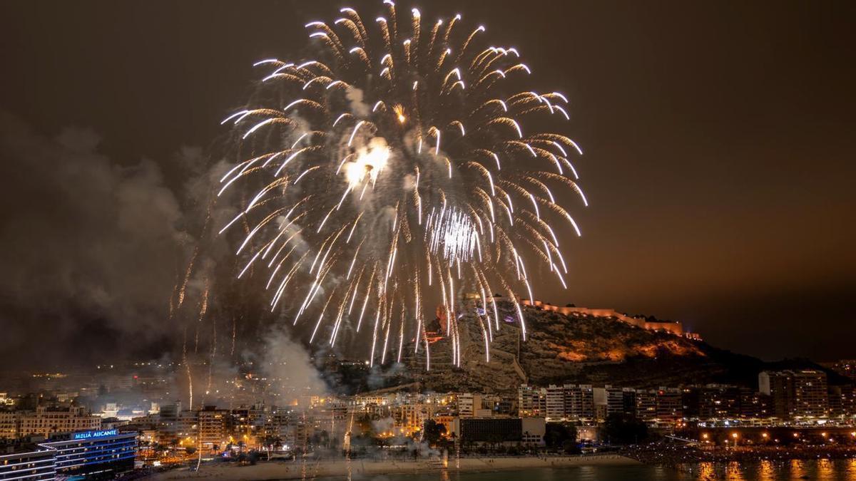 Pibierzo se reconcilia con Alicante con unos fuegos artificiales de altura en El Postiguet