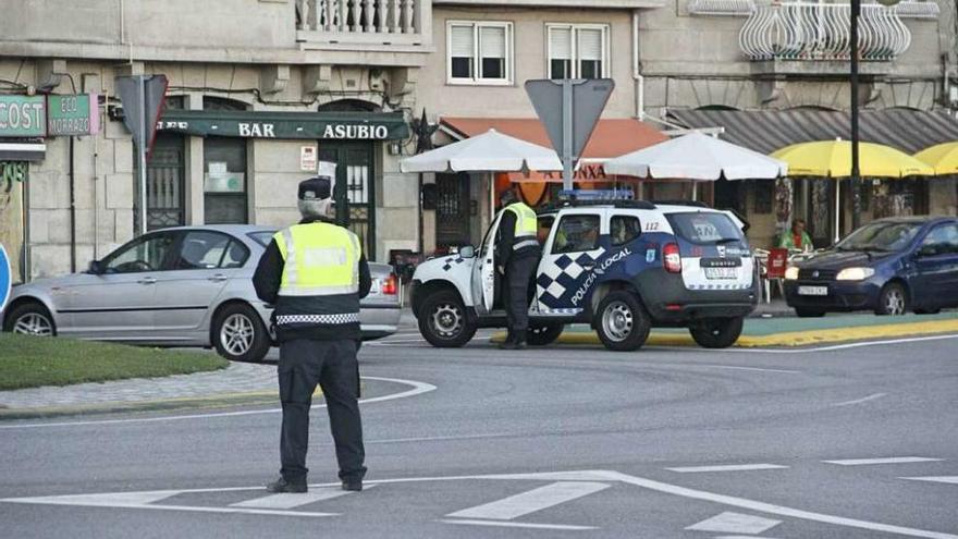 Policías de Cangas de servicio. // Gonzalo Núñez