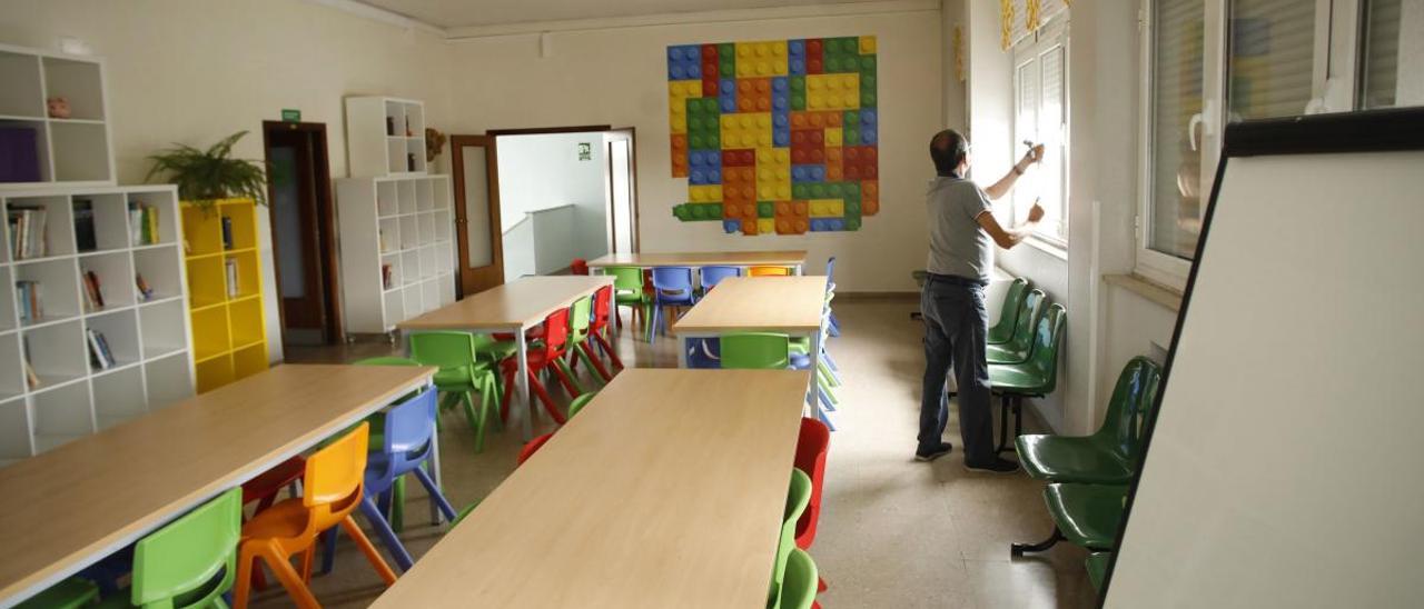 Un aula preparada para el inicio del curso en el Colegio Montedeva de Gijón