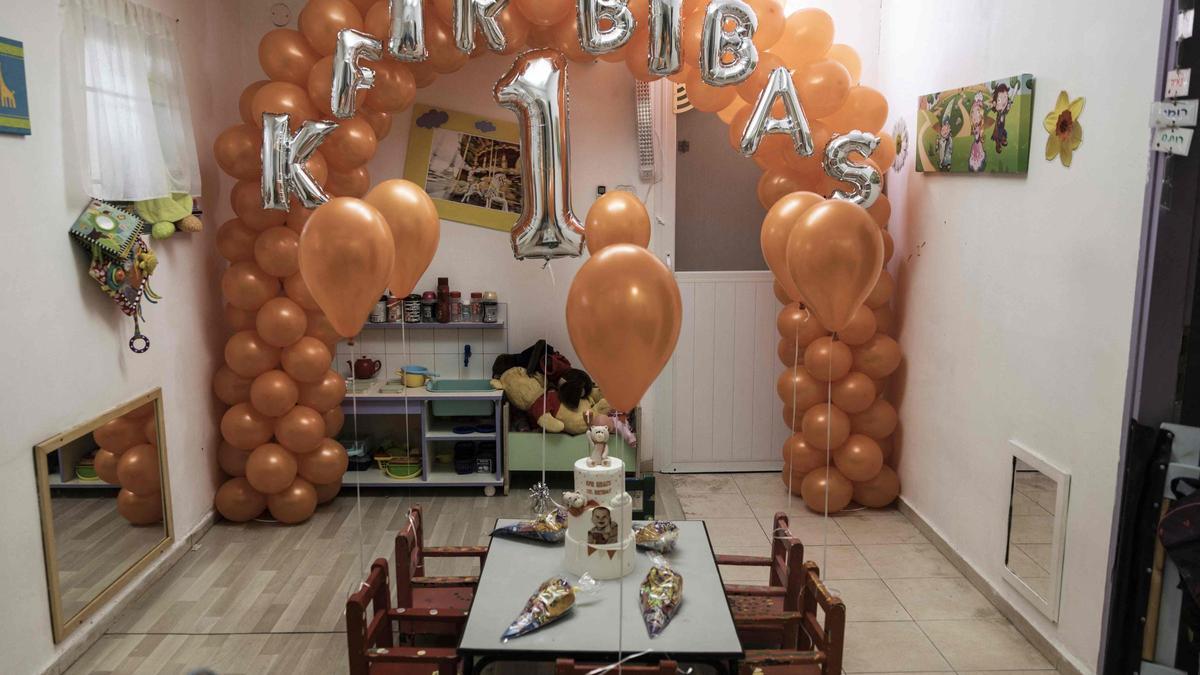 Ambientación del primer cumpleaños de Kfir Bibas, el rehén de menor edad de Hamás, preparado en su asencia en el kibutz Nu Oz.