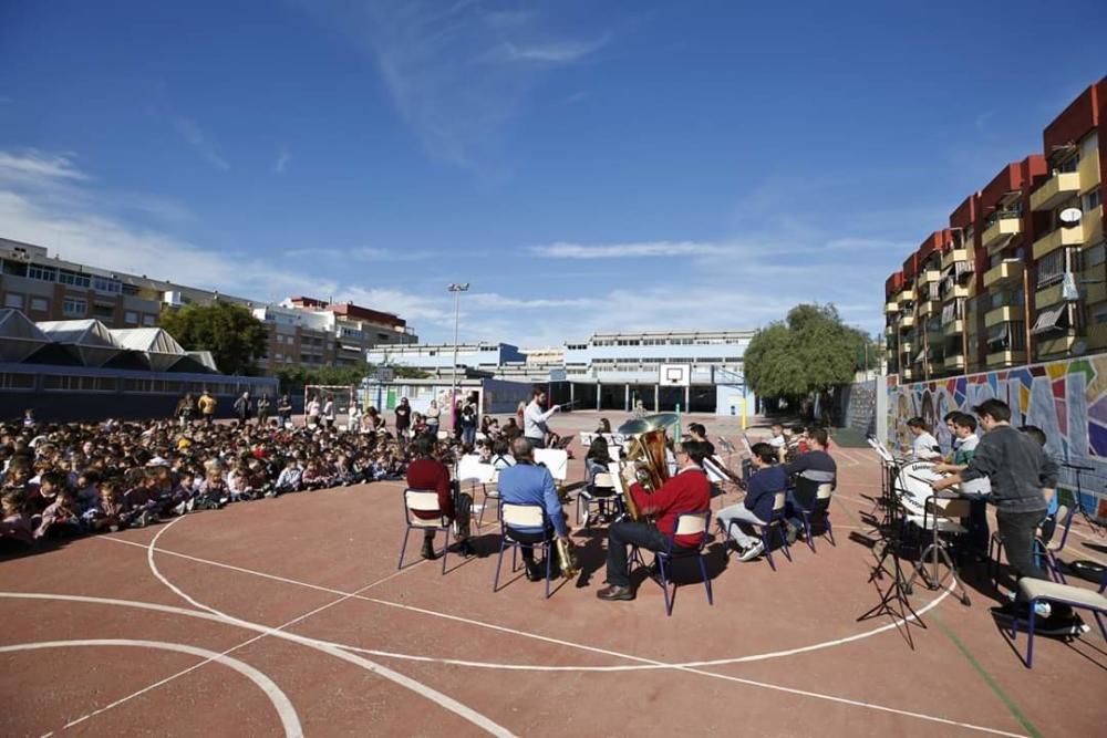 La Unión Musical Torrevejense colaboró en la celebración del día de la Paz del Colegio Cuba de Torrevieja