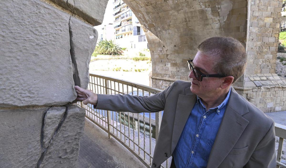 Arriba, José Andrés Coves muestra una grieta en el puente también conocido como el de la Virgen. | ÁXEL ÁLVAREZ