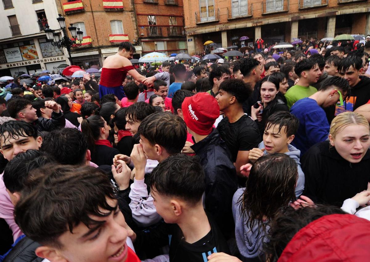 La fiesta se desató entre los más jóvenes pese a un aguacero que irrumpió en pleno acto de petición. | J. A. G.