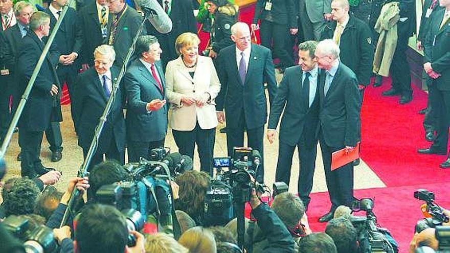 Jean-Claude Trichet, José Manuel Durão Barroso, Angela Merkel, Herman van Rompuy, Nicolas Sarkozy y George Papandreu, tras la cumbre del pasado jueves para tomar medidas de rescate de la economía de Grecia.