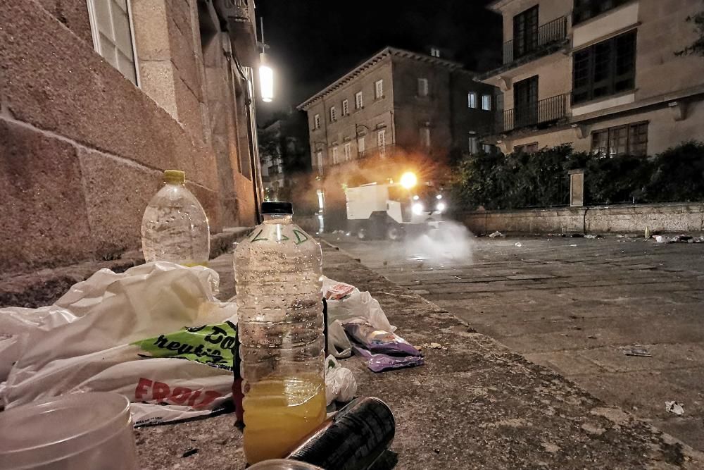 Las "peñas" de Pontevedra dejan un mar de basura y críticas