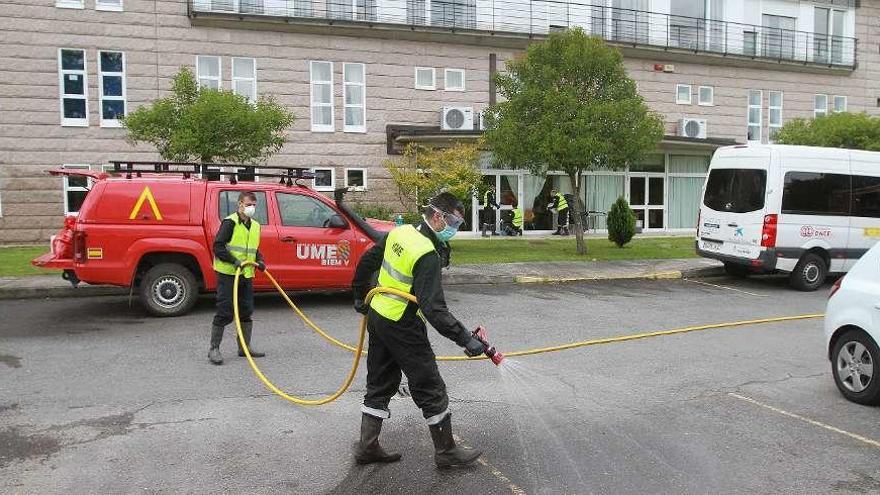 La UME, desinfectando en el entorno de la residencia San José antiguo asilo de Ourense. // Iñaki Osorio