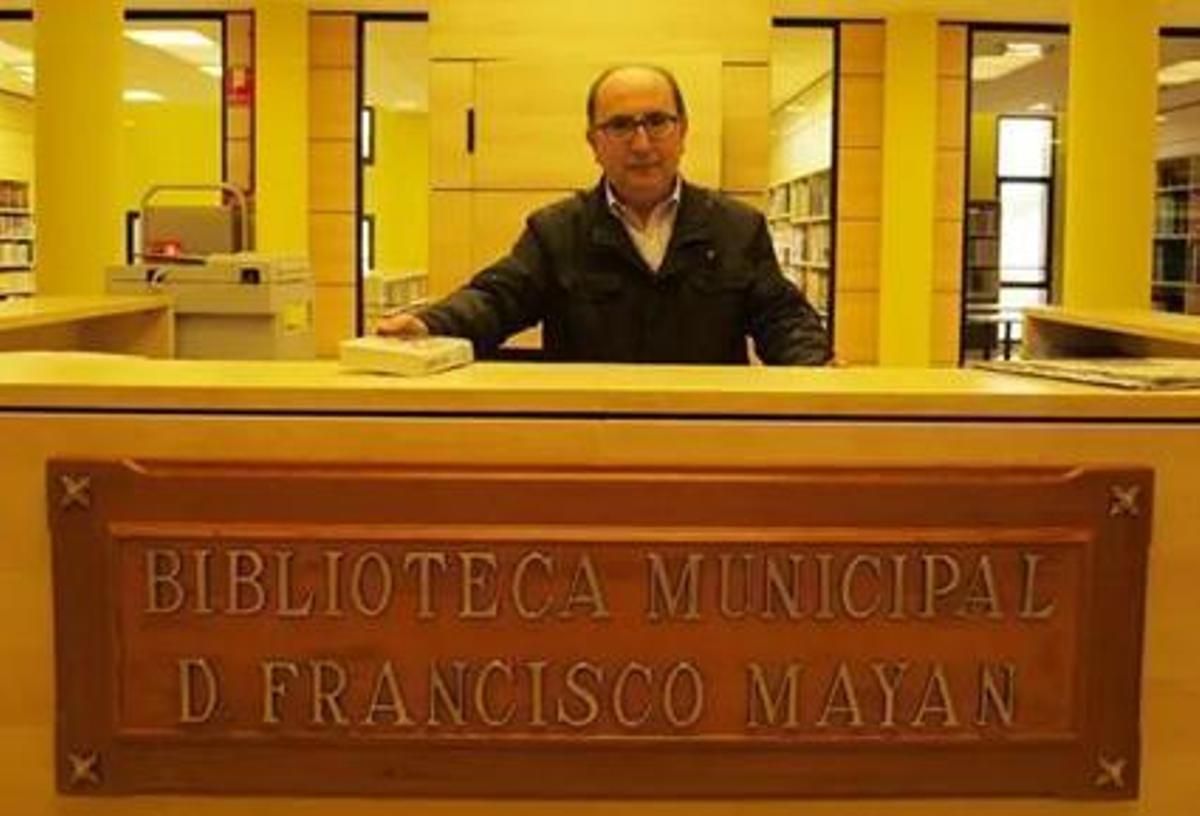José Ramón Rey Senra 'Mon', foi bibliotecario de Cee durante 33 anos.