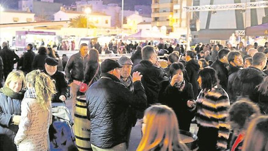 El viento no dispersa la animación de las ‘food trucks’ en la Vall d’Uixó