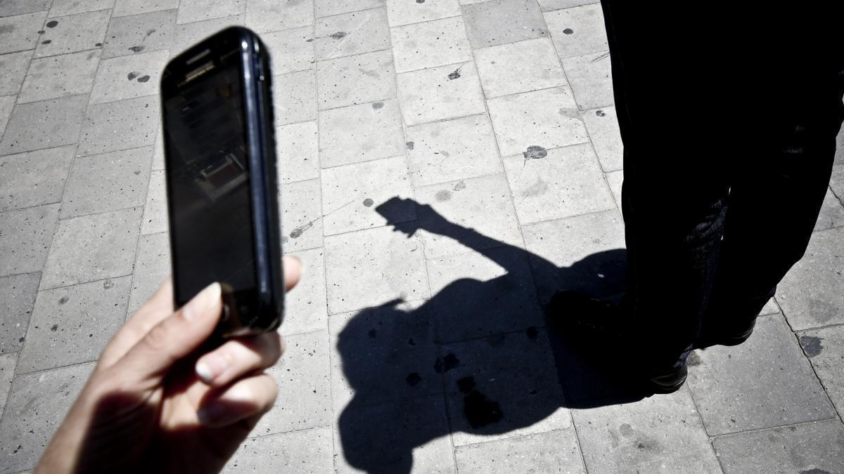 El acusado controlaba a la víctima de manera constante a través del teléfono móvil