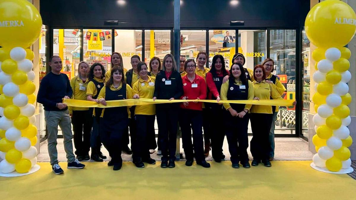 El "moderno" supermercado que reabre sus puertas en Oviedo para alegría de los clientes: "Las secciones de panadería y frutería incorporan el formato de libre servicio"