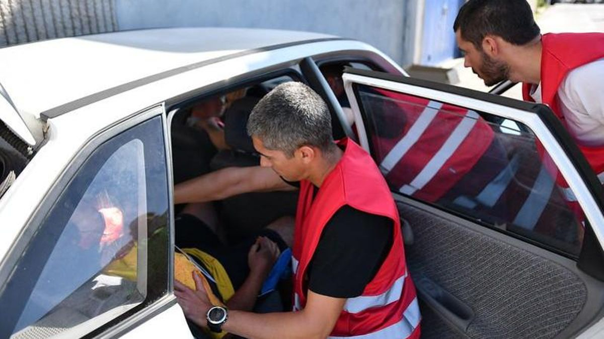 Els cossos d’emergències evacuen les persones que han quedat atrapades