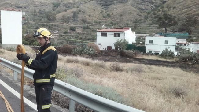 Arden tres terrazas de cultivo junto a unas casas en el Valle de Agaete