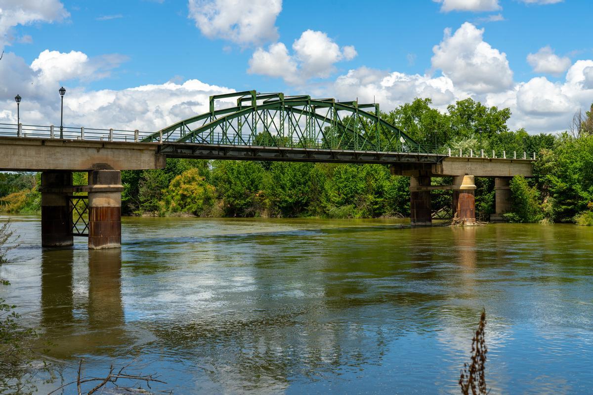 El puente de hormigón y hierro del siglo XIX que da la bienvenida al pueblo.