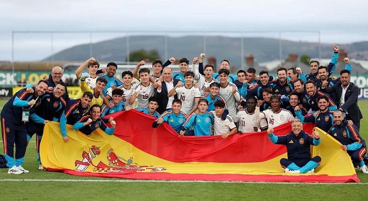 Sangare celebra con sus compañeros de la Rojita el triunfo contra Dinamarca