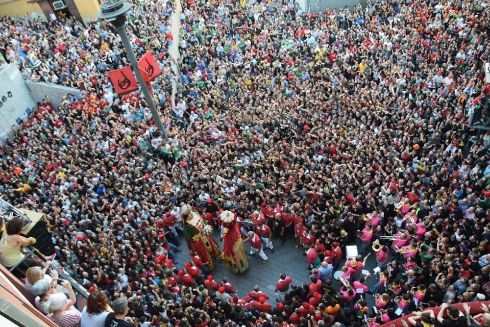 La plaça de Sant Pere s'omple en l'inici de la darrera passada de la Patum