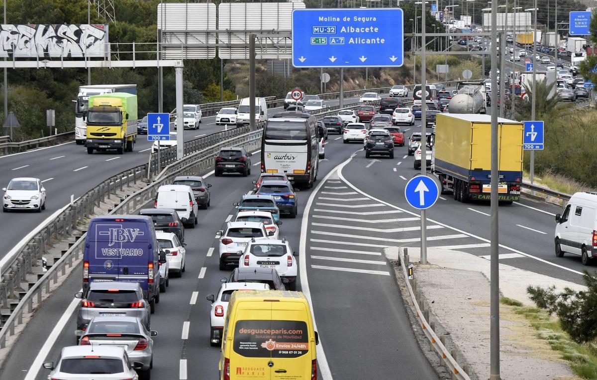Atascos por el gran volumen de tráfico que soporta la MU-32 (antigua A-30) antes de la llegada al Nudo de Espinardo.