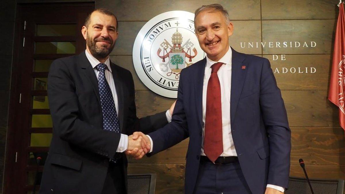 David Espinar (izq.) junto al rector de la Universidad de Valladolid, Antonio Largo