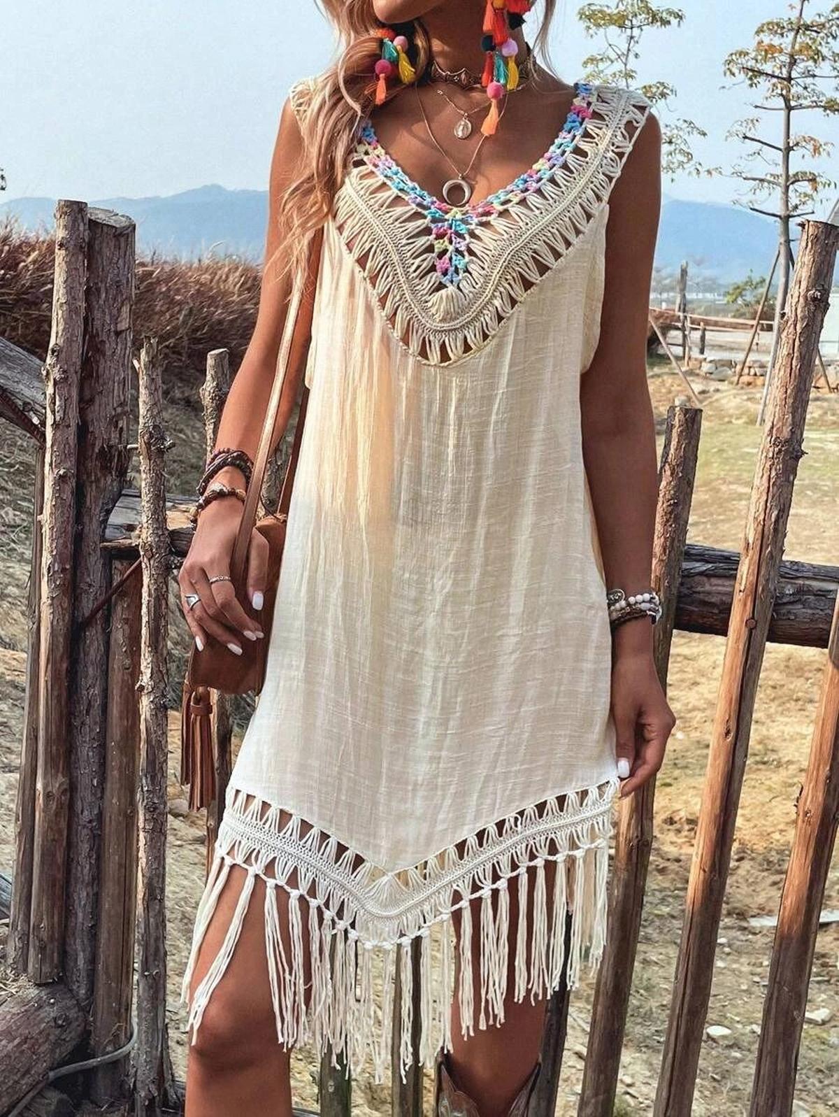 Outfit de playa para mujer con maxi kimono, shorts y accesorios