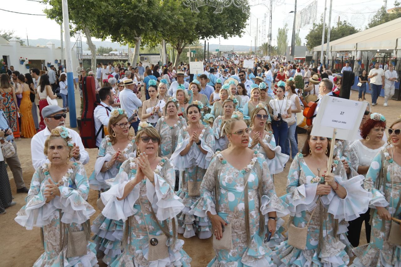 En imágenes, el paseo de los coros rocieros por el Arenal