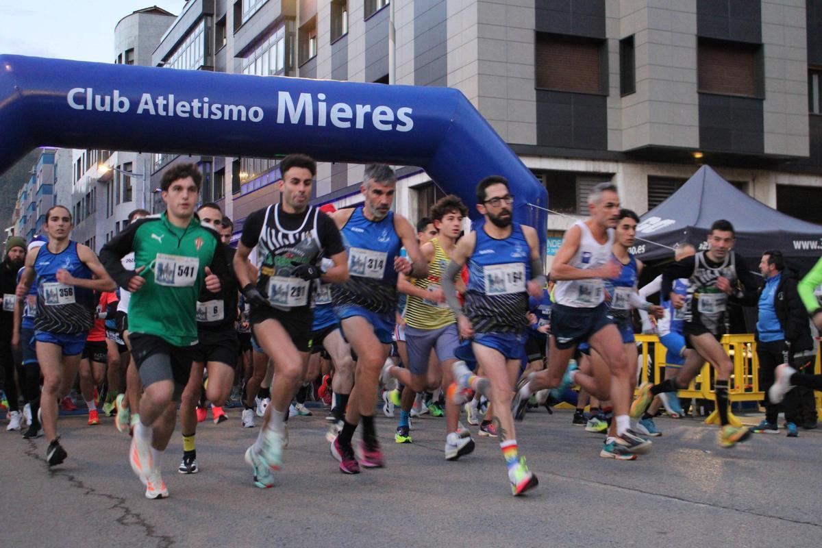 Todas las imágenes de la "San Silvestre" de Mieres: desde los más pequeños hasta los mayores, y con el "Grinch" siempre atento