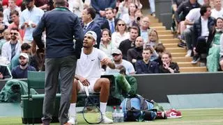 Vídeo: ¡Se invierten los papeles! Tsitsipas tira una pelota a la grada y Kyrgios pide su descalificación