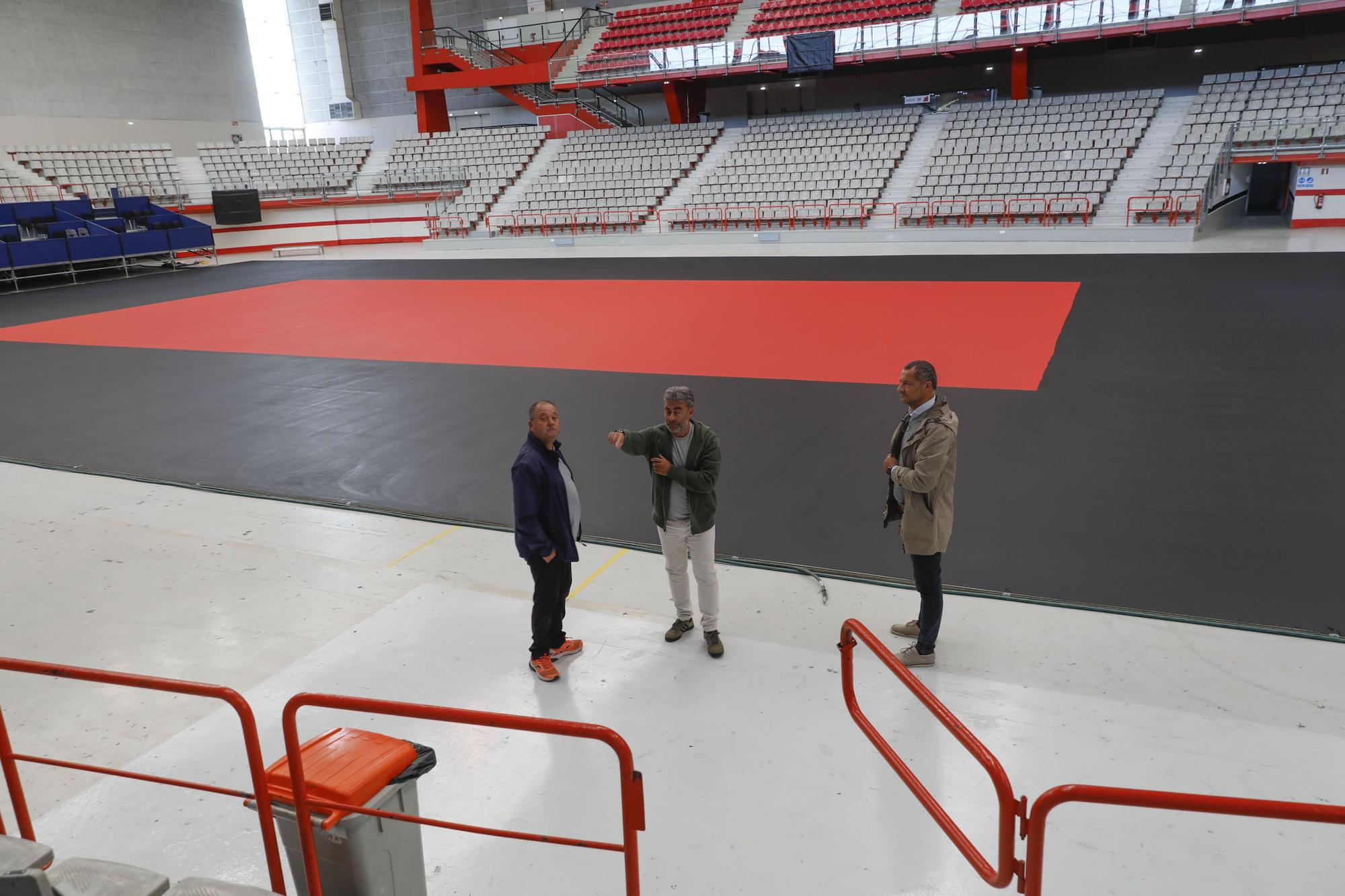 EN IMÁGENES: Así fue el montaje de la pista central del Gijón Open en el Palacio de los Deportes de La Guía