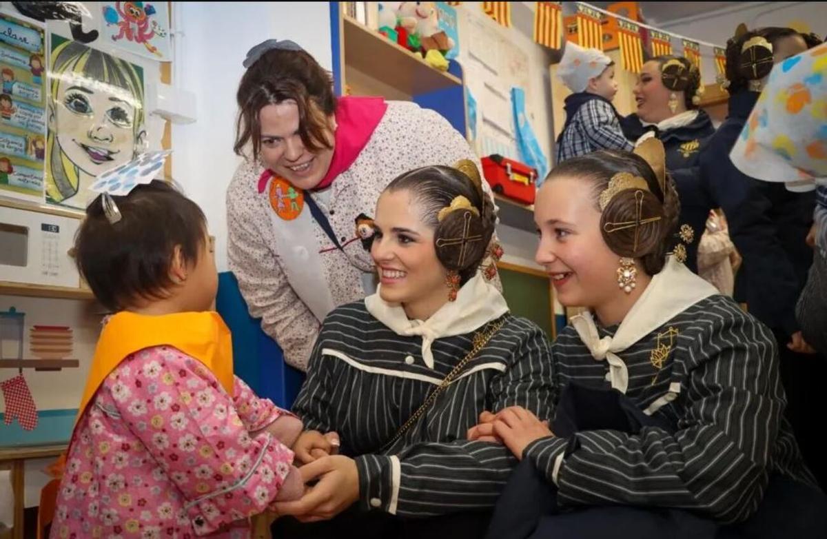 Falleras visitan un centro escolar en Torrent en 2025.