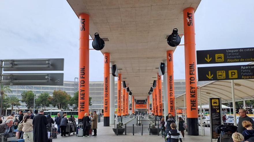 Knalliges Orange: Deutscher Autovermieter nimmt den Flughafen Mallorca in Beschlag