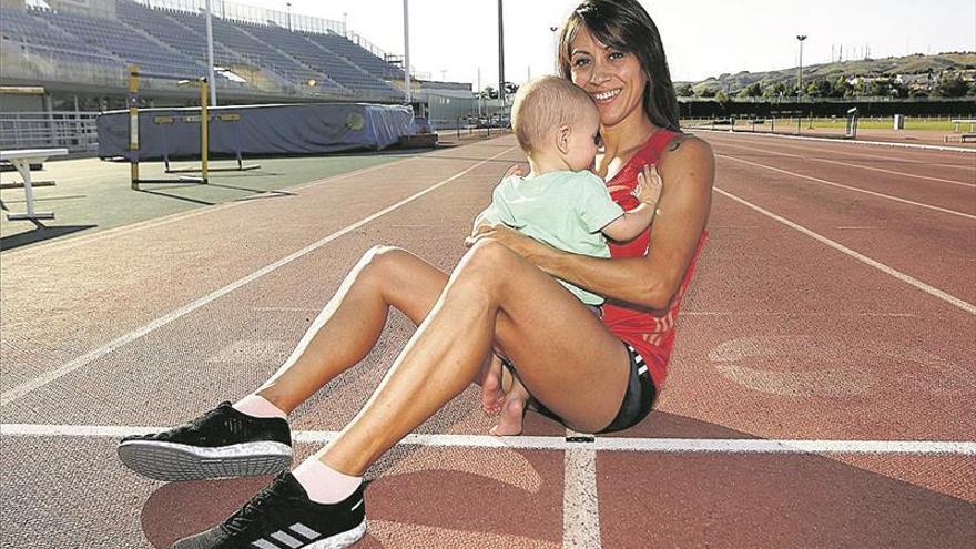 Ser futbolista y madre en España, misión imposible en la actualidad