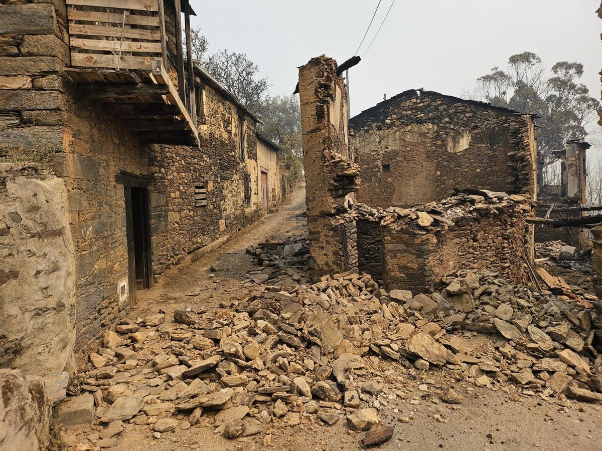 Así ha quedado la aldea de Santa María, en Petín, tras el paso, este viernes, del gran incendio forestal de Valdeorras.