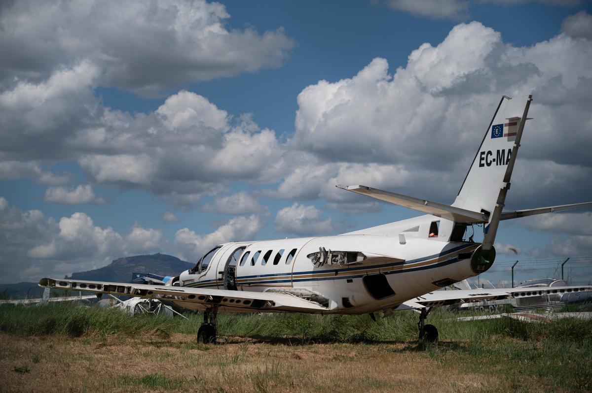 Vista del cementerio de aviones del aeropuerto de Sabadella, donde se agolpan más de 15 avionetas abandonadas durante años.