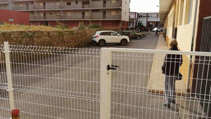 La valla que corta el tráfico a la zona escolar colocada por los vecinos del edificio Peñalabra.