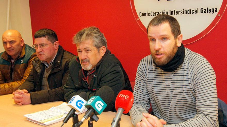 Los delegados sindicales  Nacho Pavón (CIG) y Pedro Beade (CCOO) por el conflicto en el transporte de Sogama.