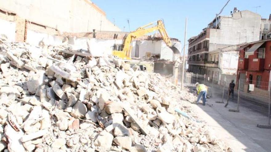 Trabajos de demolición de las viviendas de la problemática calle Andalucía de Petrer.