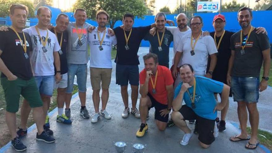 Jugadores de pádel del Club de Tenis Camp Bixquert con los trofeos y medallas.