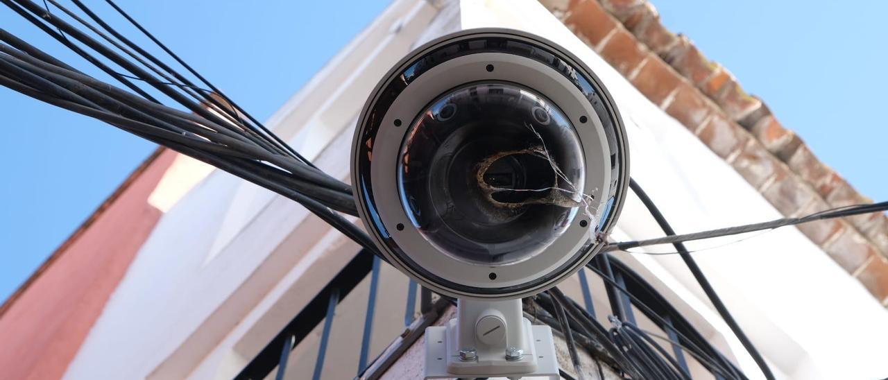 La cámara de videovigilancia dañada en la esquina de El Brocense con la calle San Lorenzo.